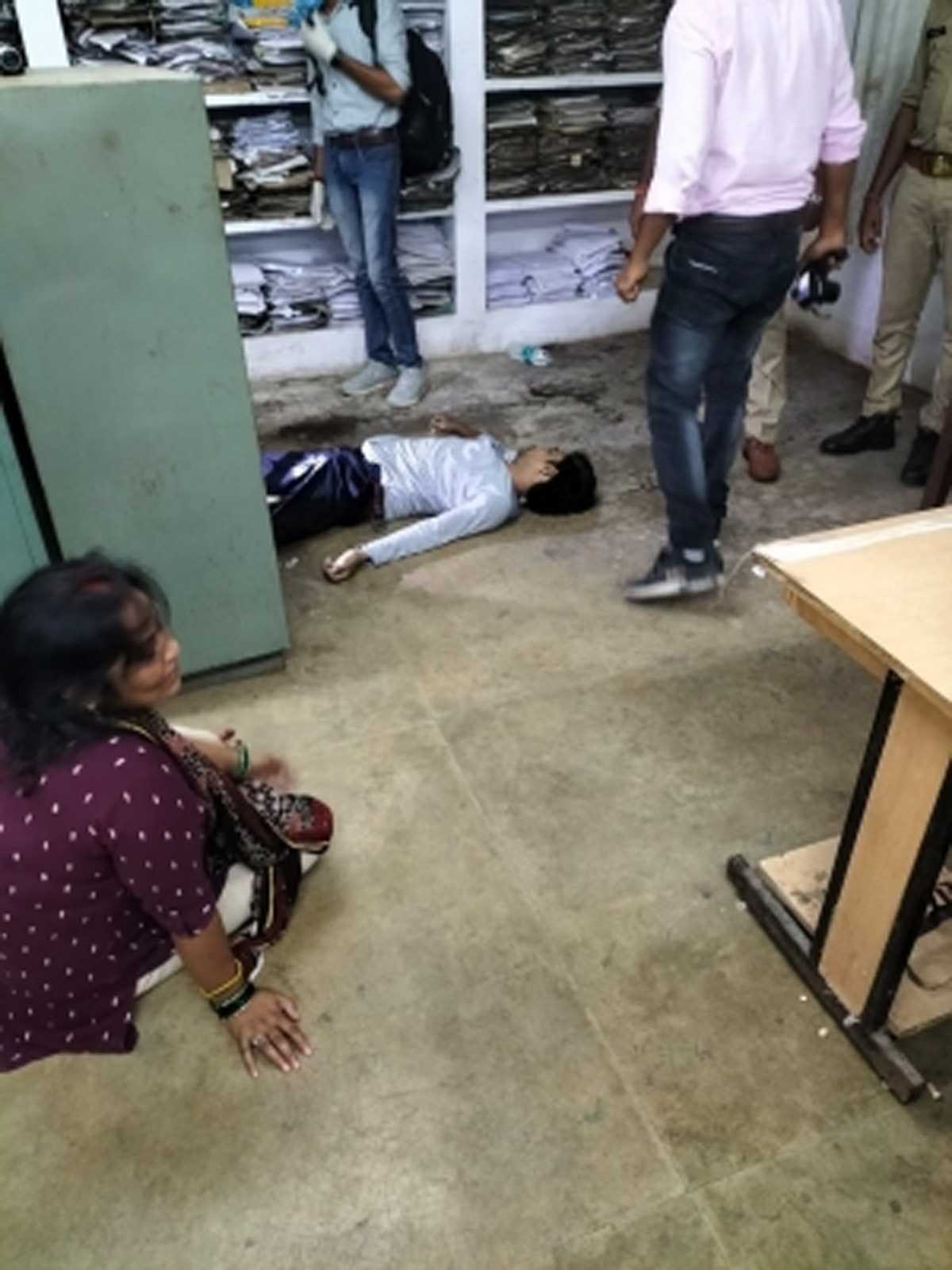 यूपी में पीडब्ल्यूडी क्लर्क दफ्तर में मृत पाया गया